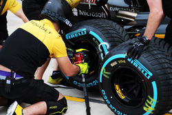 Renault Sport F1 Team mekanikerler pit stop antrenmanında