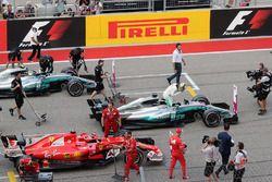 Il poleman Lewis Hamilton, Mercedes-Benz F1 W08 festeggia nel parco chiuso con Sebastian Vettel, Fer