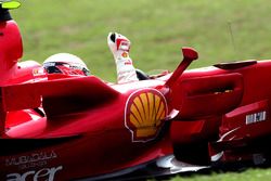 Il Campione del Mondo Kimi Raikkonen, Ferrari F2007 festeggia la vittoria