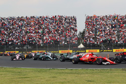 Sebastian Vettel, Ferrari SF70H et Lewis Hamilton, Mercedes-Benz F1 W08 au départ