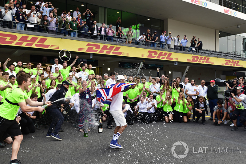 Le Champion du monde 2017 Lewis Hamilton, Mercedes AMG F1 fait la fête avec son équipe