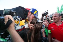 Daniel Abt, Audi Sport ABT Schaeffler, vainqueur du Berlin ePrix, fête la victoire en embrassant sa copine