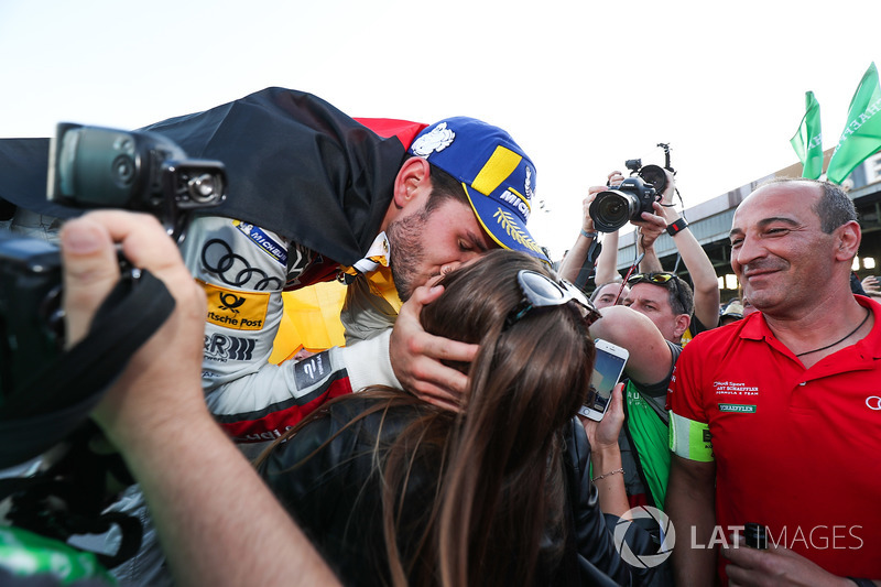 Daniel Abt, Audi Sport ABT Schaeffler, ganador de la carrera celebra besando a su novia