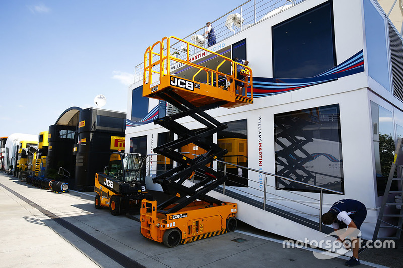 Tim Williams menyiapkan area paddock hospitality