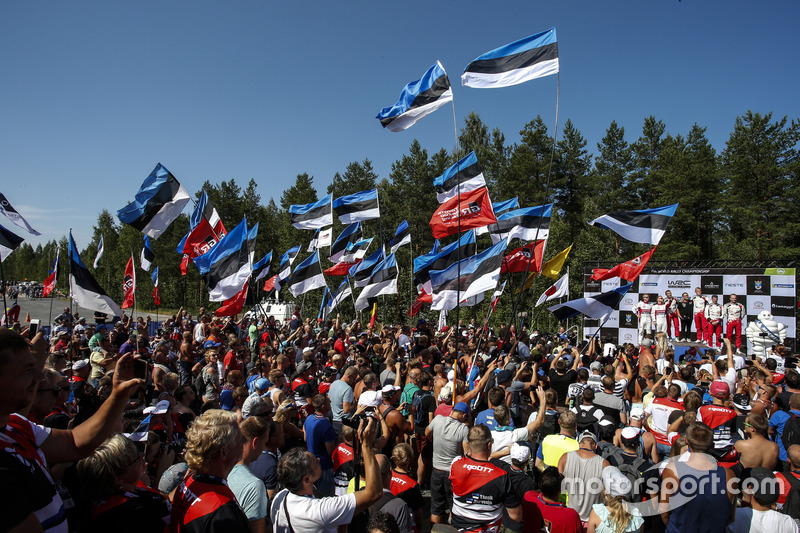 Podio: i vincitori della gara Ott Tanak, Martin Järveoja, Toyota Yaris WRC, Toyota Gazoo Racing, al secondo posto Mads Ostberg, Torstein Eriksen, Citroën C3 WRC, Citroën World Rally Team, al terzo posto Jari-Matti Latvala, Miikka Anttila, Toyota Yaris WRC, Toyota Gazoo Racing