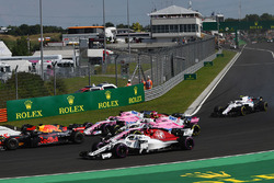 Marcus Ericsson, Sauber C37 and Esteban Ocon, Force India VJM11 at the start of the race