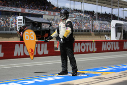 Un membre de l'équipe Corvette Racing