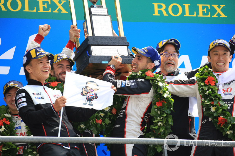 Overall podium: winners Sébastien Buemi, Kazuki Nakajima, Fernando Alonso, Toyota Gazoo Racing