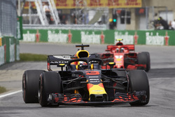 Daniel Ricciardo, Red Bull Racing RB14, leads Kimi Raikkonen, Ferrari SF71H