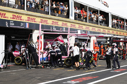 Sergio Perez, Force India VJM11, est ramené au garage et abandonne