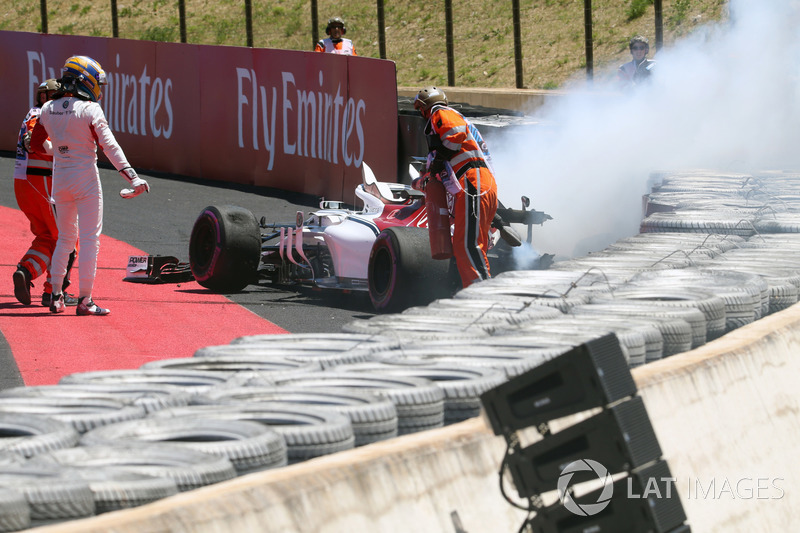 Авария и пожар: Маркус Эрикссон, Alfa Romeo Sauber C37