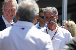 Sean Bratches, commercieel directeur Formula One Group, en Chase Carey, Formule 1-voorzitter