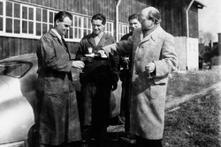 De gauche à droite : Wilhelm Emmerich, puis chef de la réparation, Hugo Heiner, puis constructeurs de moteurs, Herbert Linge et Dr. Ottomar Domnick sur le site de la carrosserie Reutter en 1950.