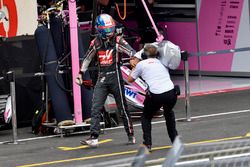 Romain Grosjean, Haas F1 walks in after crashing in Q3