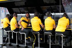 Cyril Abiteboul, directeur général, Renault Sport F1 Team, et le reste de l'équipe sur le muret des stands