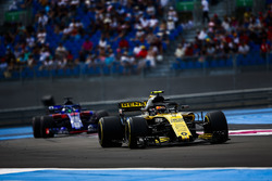 Carlos Sainz Jr., Renault Sport F1 Team R.S. 18, leads Brendon Hartley, Toro Rosso STR13