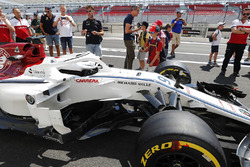 Les fans prennent des photos de la voiture de Marcus Ericsson Sauber C37, sous la supervision de membres de Sauber