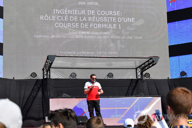 Julien Simon-Chautemps, ingegnere di pista Sauber, sul palco nella Fanzone