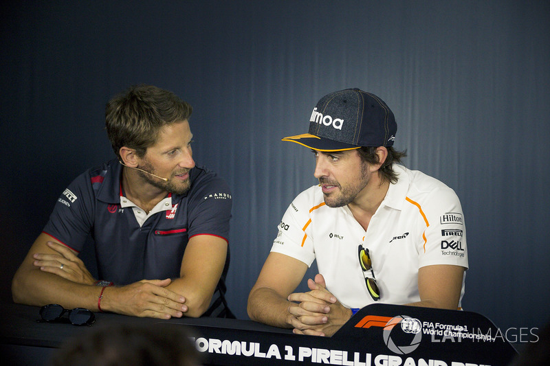 Romain Grosjean, Haas F1 y Fernando Alonso, McLaren en la ruedad e prensa