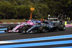 Valtteri Bottas, Mercedes-AMG F1 W09 and Sergio Perez, Force India VJM11 battle