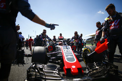 Kevin Magnussen, Haas F1 Team VF-18, arrives on the grid