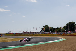 Sergio Perez, Force India VJM11, devant Marcus Ericsson, Sauber C37
