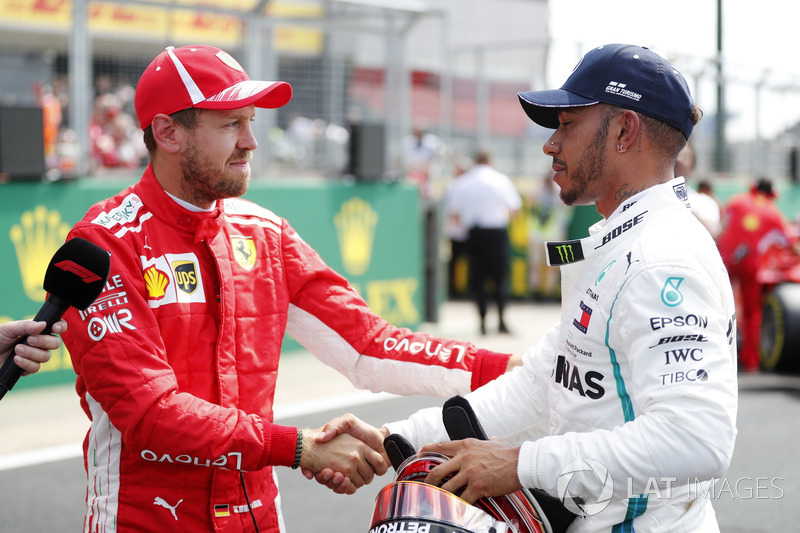 Sebastian Vettel, Ferrari, félicite Lewis Hamilton, Mercedes AMG F1, après les qualifications