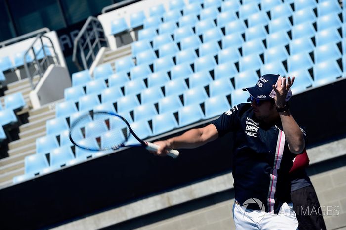 Sergio Perez, Force India juega al tenis en Melbourne Park