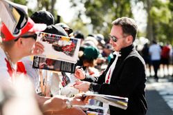 Christian Horner, director del equipo, Red Bull Racing, firma un autógrafo