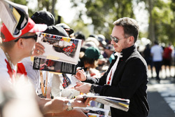 Christian Horner, director del equipo, Red Bull Racing, firma un autógrafo