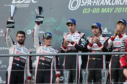 Sur le podium : les deuxièmes #7 Toyota Gazoo Racing Toyota TS050: Mike Conway, Jose Maria Lopez