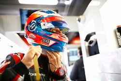 Romain Grosjean, Haas F1 Team, se ajusta el casco