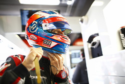Romain Grosjean, Haas F1 Team, se ajusta el casco