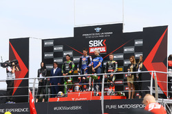 Podium: winnaar Michael van der Mark, Pata Yamaha, tweede Toprak Razgatlioglu, Kawasaki Puccetti Racing, derde Jonathan Rea, Kawasaki Racing