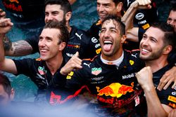 Daniel Ricciardo, Red Bull Racing, celebra la victoria en la piscina de la estación de Red Bull Energy con los miembros del equipo