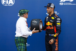 Sir Jackie Stewart presenta a Daniel Ricciardo, Red Bull Racing, con el premio Pirelli pole position