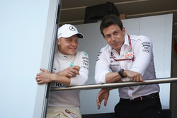 Valtteri Bottas, Mercedes AMG F1, con Toto Wolff, Direttore Esecutivo (Business), Mercedes AMG