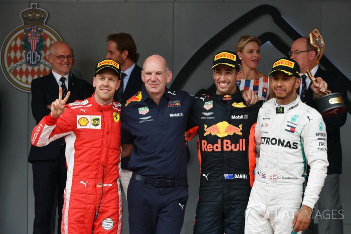 Podio: segundo puesto Sebastian Vettel, Ferrari, Adrian Newey, Red Bull Racing, ganador de la carrera Daniel Ricciardo, Red Bull Racing, tercer puesto Lewis Hamilton, Mercedes-AMG F1