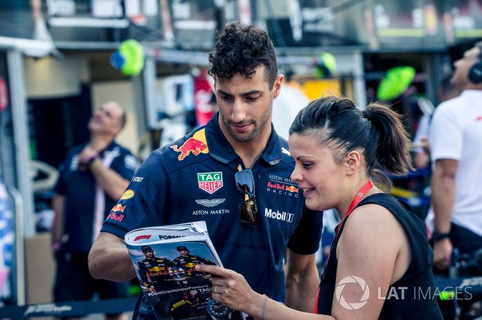 Daniel Ricciardo, Red Bull Racing signs an autograph