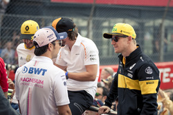 Sergio Perez, Force India y Nico Hulkenberg, Renault Sport F1 Team en el desfile de pilotos