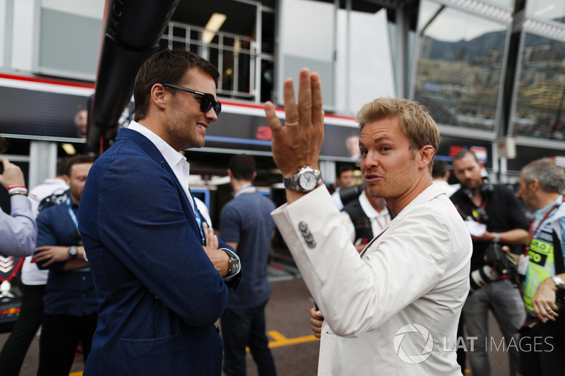 Nico Rosberg habla con el jugador de la NFL Tom Brady