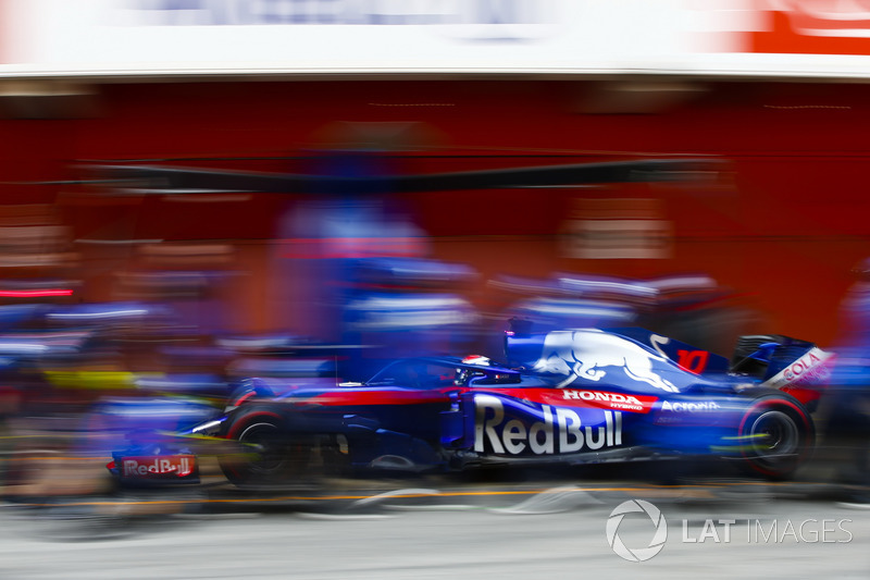 Pierre Gasly, Scuderia Toro Rosso STR13, pit stop action