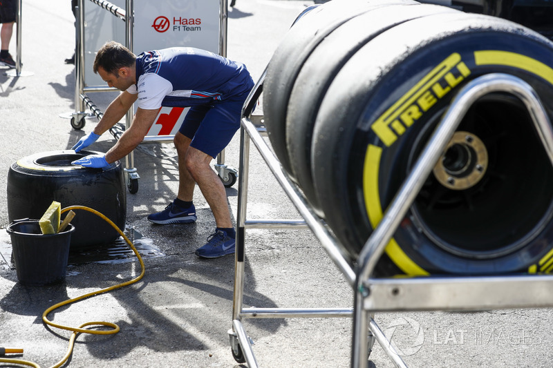 El miembro del equipo Williams limpia los neumáticos