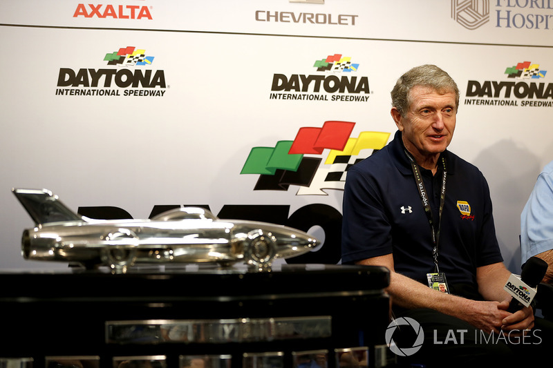 Bill Elliott foi o campeão da NASCAR naquele ano