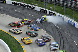 Crash: Clint Bowyer, Michael Waltrip Racing Toyota; Jeff Gordon, Hendrick Motorsports Chevrolet; Jimmie Johnson, Hendrick Motorsport Chevrolet