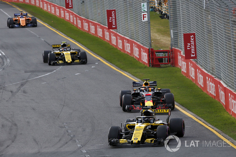 Nico Hulkenberg, Renault Sport F1 Team R.S. 18 leads Daniel Ricciardo, Red Bull Racing RB14