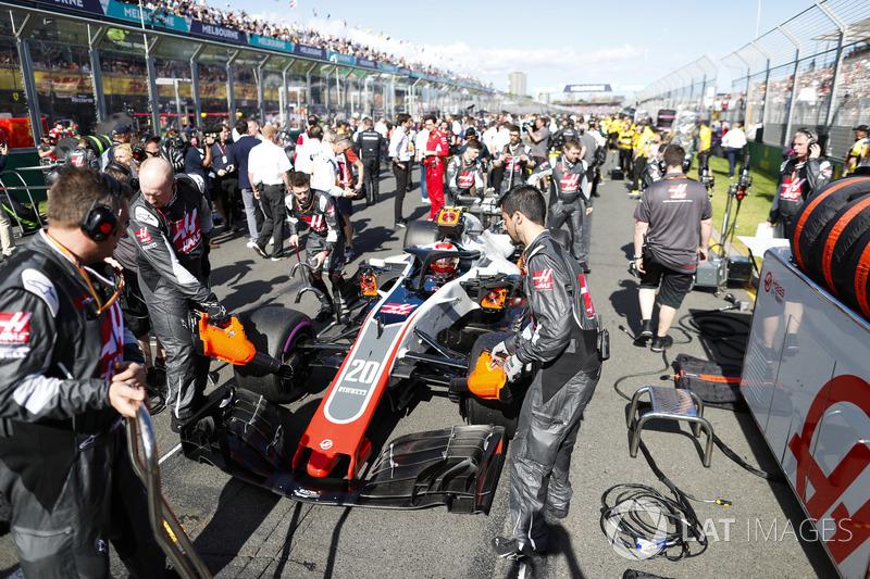 Инженеры Haas F1 и автомобиль VF-18 Кевина Магнуссена