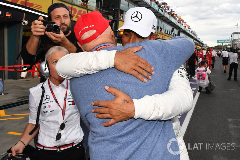 Il poleman Lewis Hamilton, Mercedes-AMG F1 festeggia nel parco chiuso con Niki Lauda, Presidente non esecutivo Mercedes AMG F1