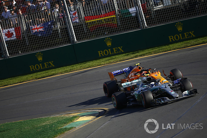 Valtteri Bottas, Mercedes AMG F1 W09, leads Stoffel Vandoorne, McLaren MCL33 Renault