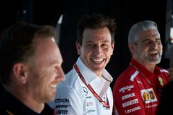 Christian Horner, Team Principal, Red Bull Racing, Toto Wolff, Direttore Esecutivo (Business), Mercedes AMG, e Maurizio Arrivabene, Team Principal, Ferrari, sul palco